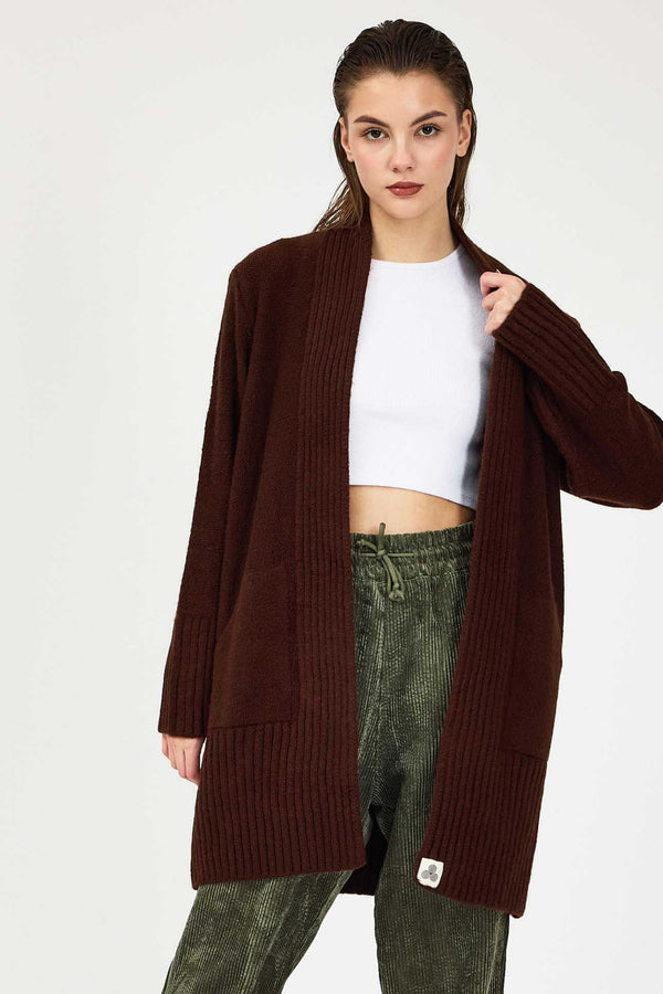 Roasted Triko Cardigan Hırka - Kadın modelinin ön görünümü, kahverengi triko ve rahat kesim.