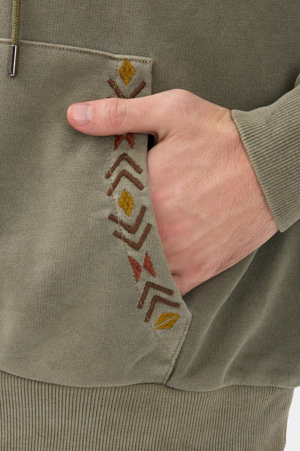 Sage Kapşonlu Nakışlı Sweatshirt detaylı görüntüsü, yan cepten görünen el işlemeleri.