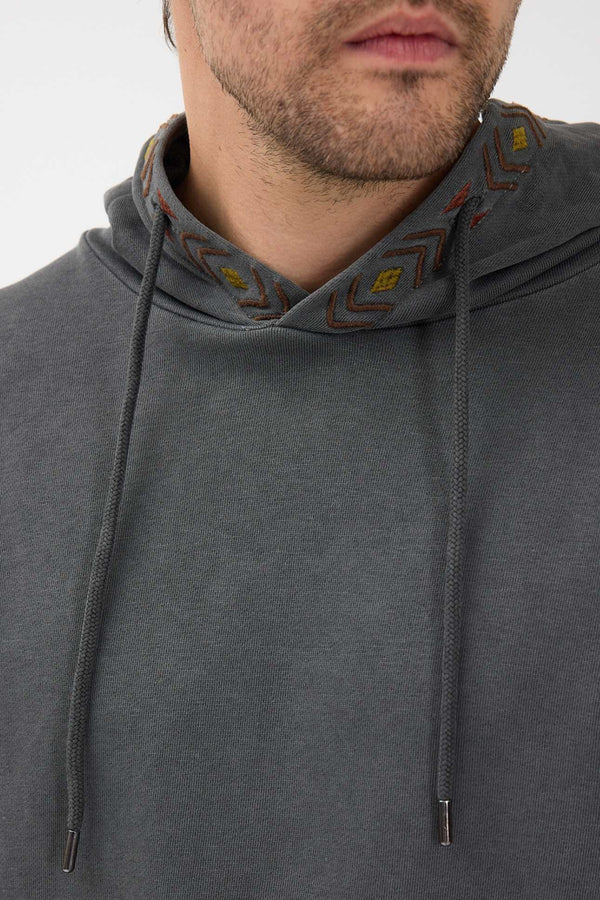Gunmetal Kapşonlu Nakışlı Sweatshirt, kapüşon detaylarıyla göz alıcı ve modern tasarım.
