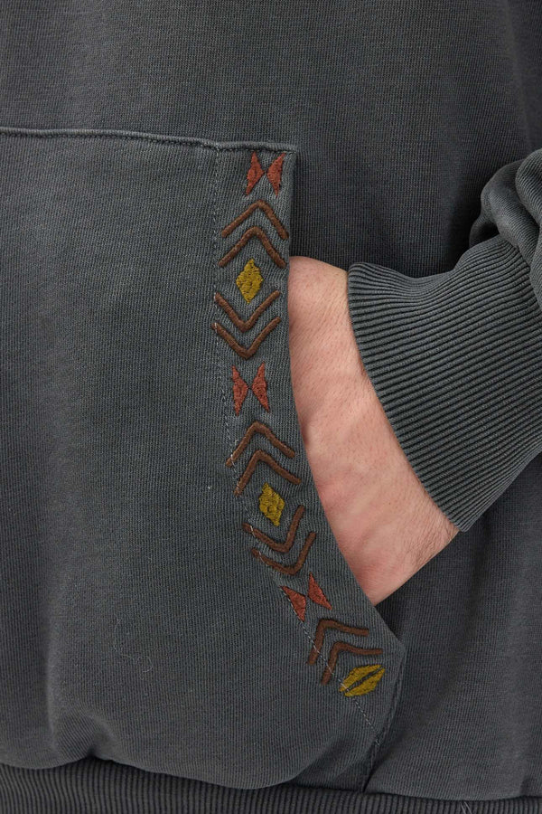 Gunmetal Kapşonlu Nakışlı Sweatshirt detayında, cepten görünen renkli nakış süsleme.