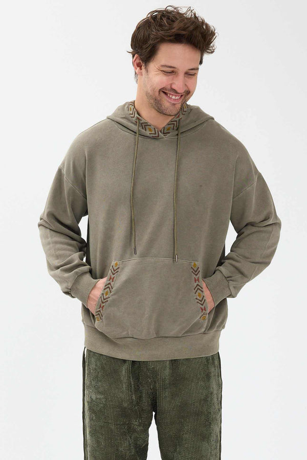 Sage Kapşonlu Nakışlı Sweatshirt model giyen erkek, doğal elyaflar ile üretilmiş ve kışa uygun.