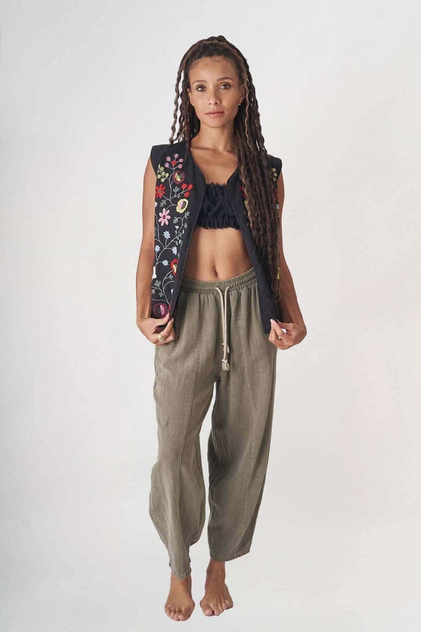 Kadın model, Orman Düz Paça Pantolon - Kadın ile, elbisede zarif dikiş detayları ve doğal pamuk kumaş.