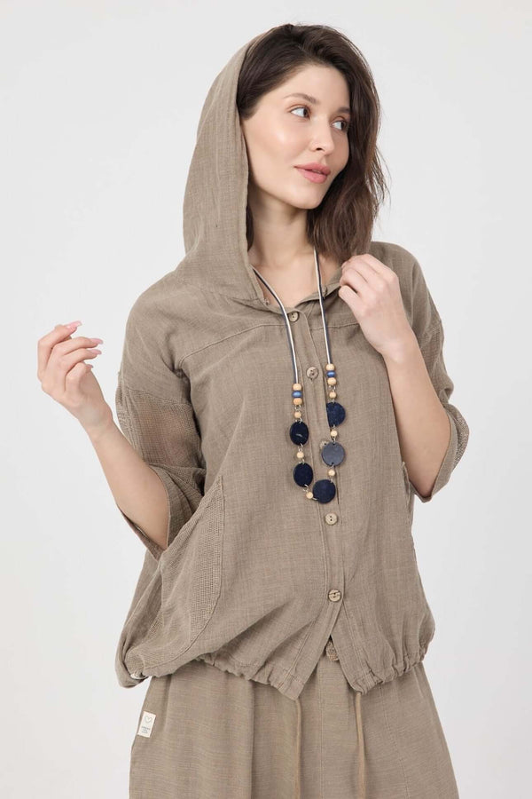 Kadın, Dune Pamuk Hoodie giyerek şıklık sergiliyor, kahverengi kapüşonlu yaz gömleği.