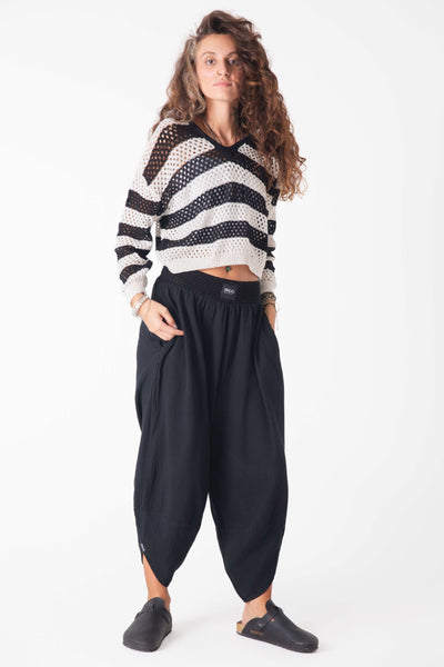 Siyah-Beyaz Kapüşonlu Crop Kazak - snugbrandwear