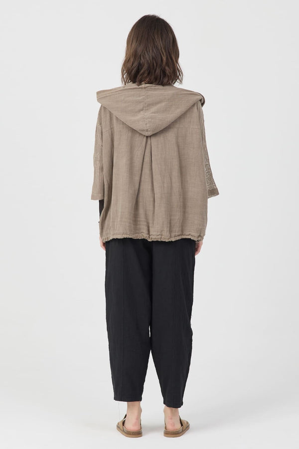 Arka görünümde Dune Pamuk Hoodie, %100 pamuk, yaz için ideal. Düşük ısıda ütü ve nazik yıkama önerilir.
