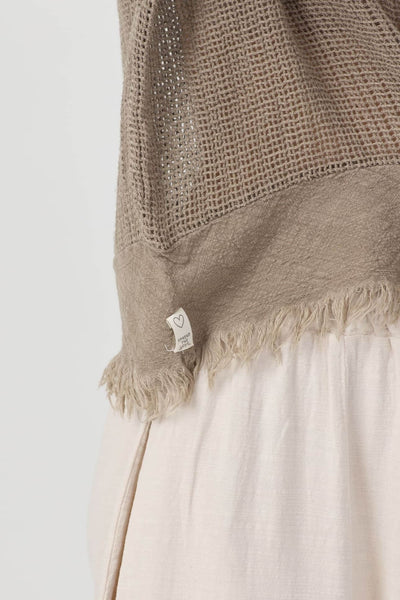 Karamel Boho Pamuk Bluz close-up showing the organic cotton texture and fringed hem detail.