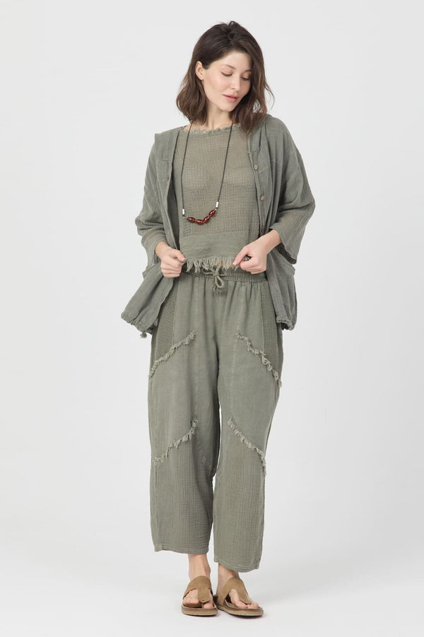 Sage Echo Pantolon: Rahat kesim, organik pamuk kumaştan boho tarz, yaz için mükemmel, adaçayı yeşili renk.
