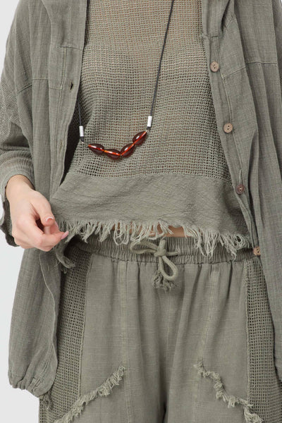 Forest Pamuk Bluz with fringe detail showcased in a casual outfit, perfect for summer in organic cotton.
