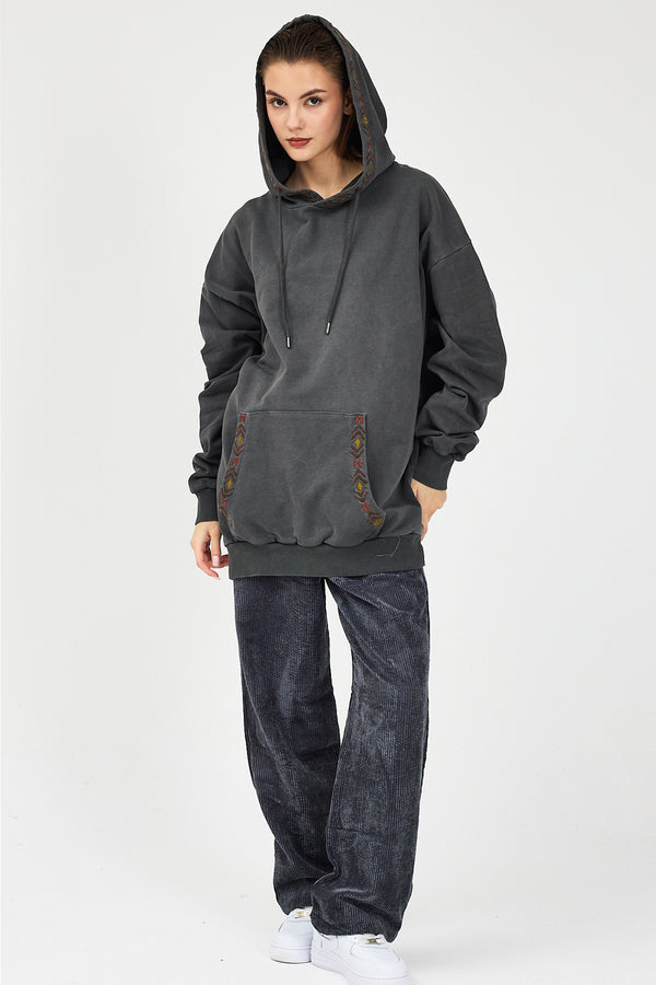 Lacivert Kadife Baggy Pantolon - Kadın giyimi, kapşonlu sweatshirt ile kombinlenmiş şık bir günlük stil.