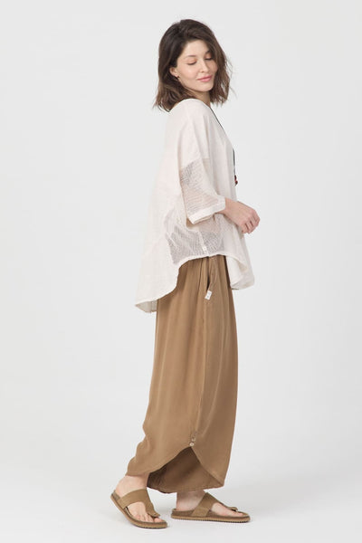 Model wearing a Krem File Kol Bluz with file detail sleeves and harem pants, perfect for summer.