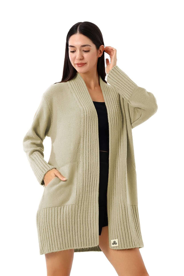 Kadın model, triko cardigan hırka, açık yeşil renk, eldiven tarzı yarım kollu, ön ceplerle, rahat kesim.