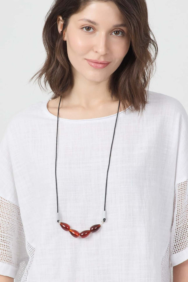 Woman wearing a Snow File Kol Bluz with a stylish necklace, featuring earthy tones and a casual look.