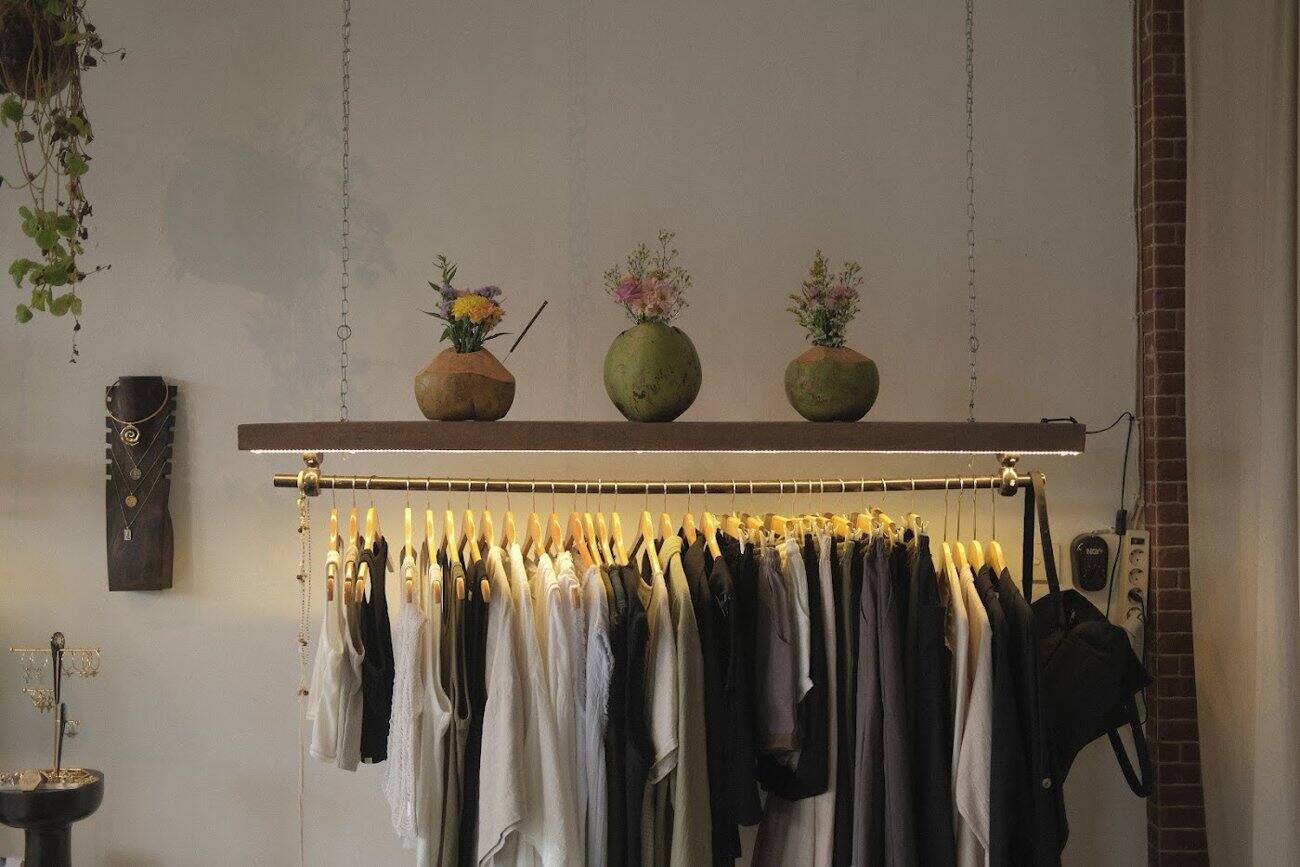 SNUG showroom pantolon rafı